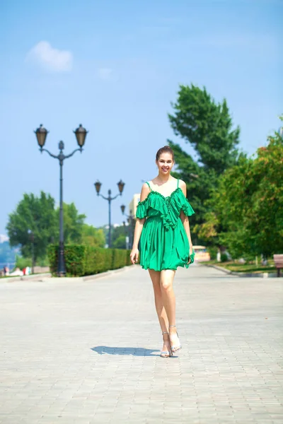 Joven hermosa mujer en vestido verde caminando en la temporada de verano —  Fotos de Stock