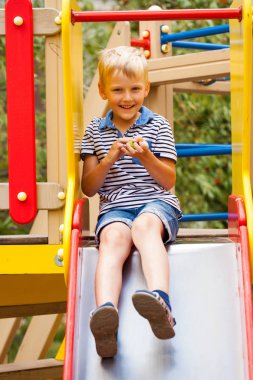  Küçük sarışın çocuk, yaz Parkı açık havada