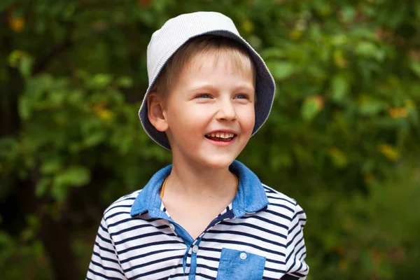 Retrato de um menino loiro com um chapéu azul — Fotografia de Stock