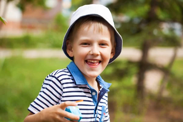 Porträt eines kleinen blonden Jungen mit blauem Hut — Stockfoto