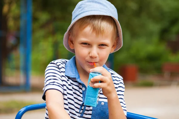 青い帽子をかぶった小さなブロンドの少年の肖像画 — ストック写真
