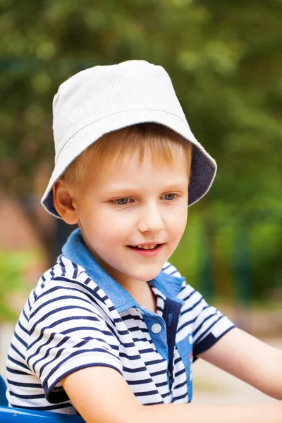 Porträtt av en liten blond pojke i en blå hatt — Stockfoto