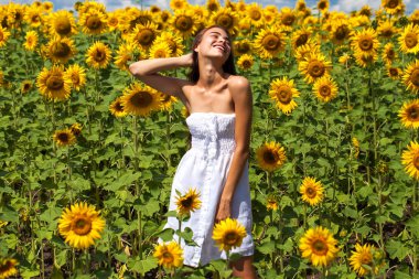 Ayçiçeği tarlasında genç ve güzel bir kızın portresi