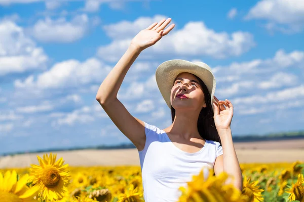 Portret van een jong mooi meisje in een veld van zonnebloemen — Stockfoto