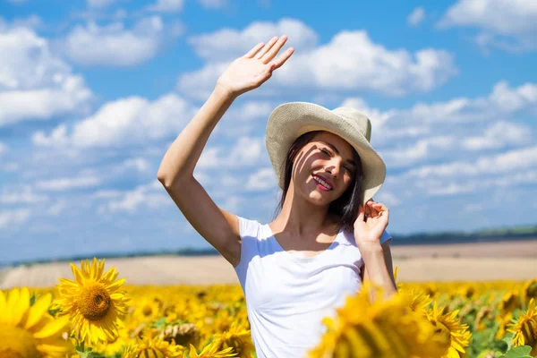 Portret van een jong mooi meisje in een veld van zonnebloemen — Stockfoto