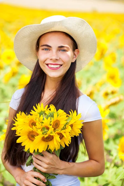 Portret van een jong mooi meisje in een veld van zonnebloemen — Stockfoto