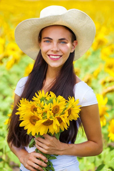 Portret van een jong mooi meisje in een veld van zonnebloemen — Stockfoto