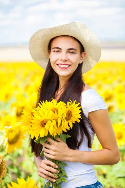 Retrato de uma jovem menina bonita em um campo de girassóis — Fotografia de Stock