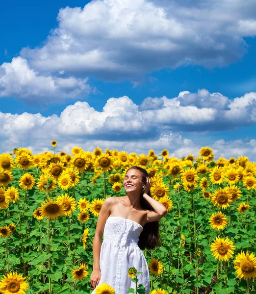 Portret młodej pięknej dziewczyny w polu słoneczników — Zdjęcie stockowe