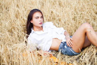 Beyaz gömlek ve mavi kot şort genç esmer kadın 