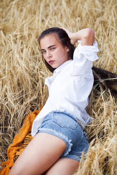 Fiatal barna nő fehér inget és kék farmer nadrág — Stock Fotó