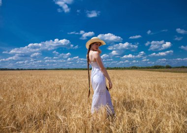 Beyaz elbise ve hasır şapka lı mutlu esmer kadın w