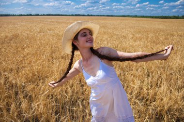 Beyaz elbise ve hasır şapka lı mutlu esmer kadın w