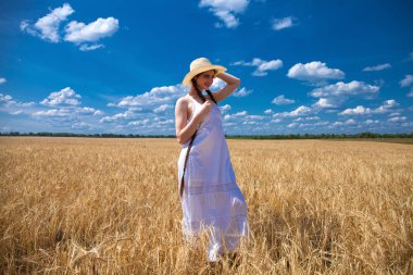 Beyaz elbise ve hasır şapka lı mutlu esmer kadın w