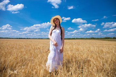 Beyaz elbise ve hasır şapka lı mutlu esmer kadın w