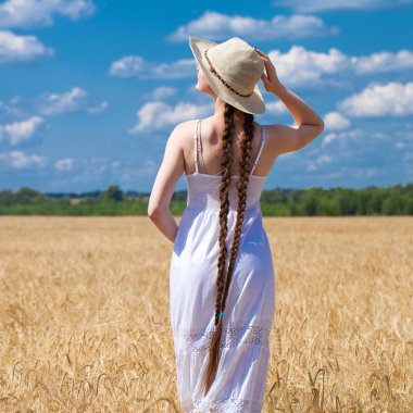 Beyaz elbise ve hasır şapka lı mutlu esmer kadın w