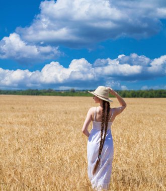 Beyaz elbise ve hasır şapka lı mutlu esmer kadın w