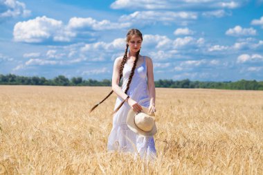 Beyaz elbise ve hasır şapka lı mutlu esmer kadın w