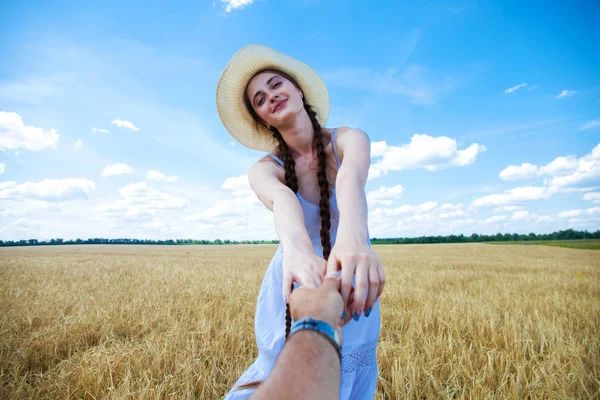 나와, 젊은 아름 다운 소녀 보유 하 고 있는 남자의 손을 함께 한 — 스톡 사진