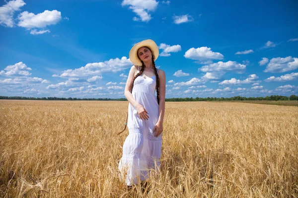 Beyaz elbise ve hasır şapka lı mutlu esmer kadın w