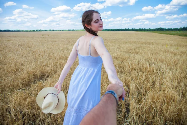 Pojď se mnou, mladá krásná dívka drží ruku muže v — Stock fotografie
