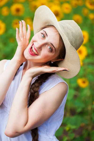 Portrét mladé krásné dívky v poli slunečnic — Stock fotografie