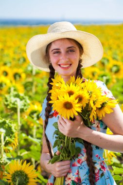 Beyaz elbiseli üç genç kadın mavi gökyüzüne karşı poz 