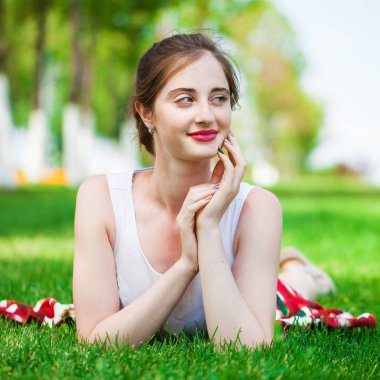 Muhteşem genç güzel kadın rahatlatıcı yaz Park