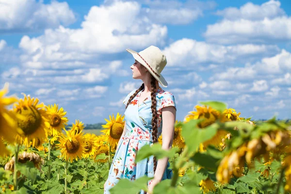 Portrait of a young beautiful girl in a field of sunflowers — Stock Photo, Image