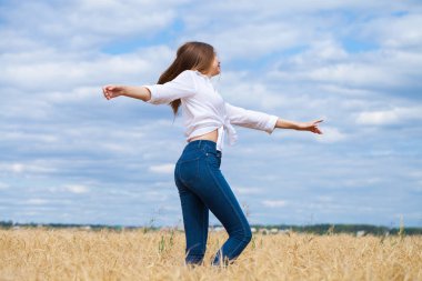 Beyaz gömlek ve mavi kot şort genç esmer kadın 