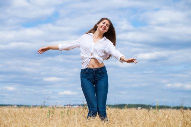 Beyaz gömlek ve mavi kot şort genç esmer kadın 