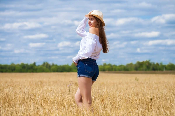 Jonge brunette vrouw in wit overhemd en blauwe jeans shorts — Stockfoto