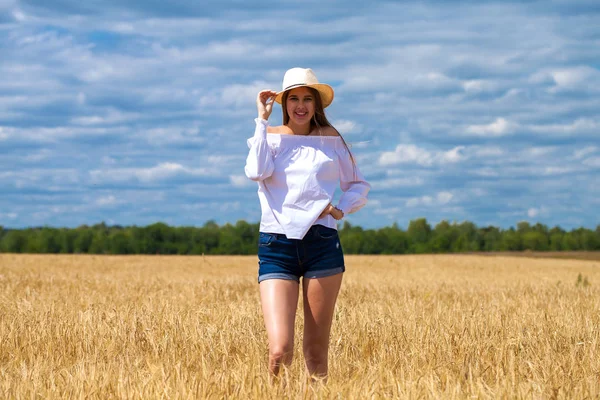 Jonge brunette vrouw in wit overhemd en blauwe jeans shorts — Stockfoto