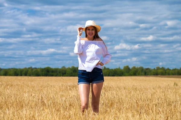 Jovem morena de camisa branca e calções jeans azuis — Fotografia de Stock