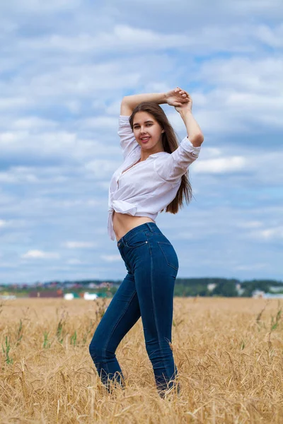 Jonge brunette vrouw in wit overhemd en blauwe jeans shorts — Stockfoto