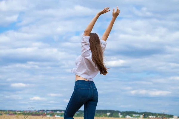 Giovane donna bruna in camicia bianca e jeans blu — Foto Stock
