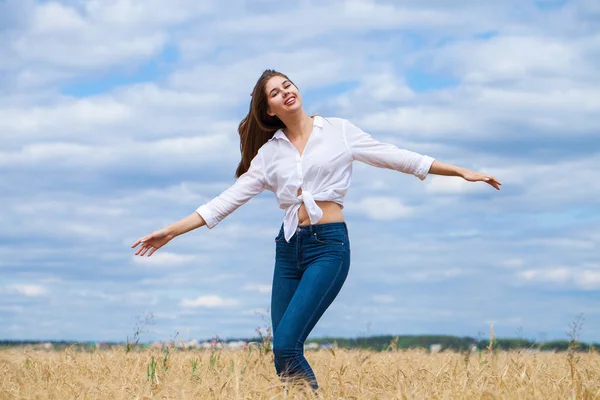 Giovane donna bruna in camicia bianca e pantaloncini blu jeans — Foto Stock
