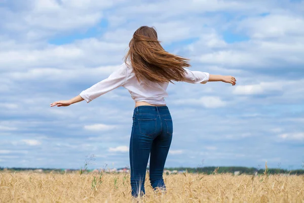 Beyaz gömlek ve kot pantolon genç esmer kadın — Stok fotoğraf