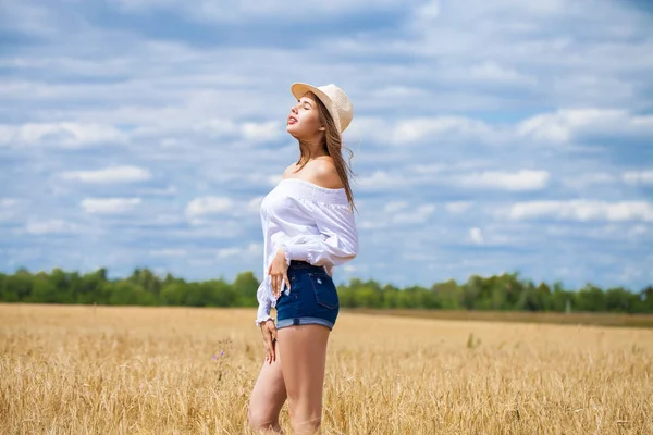 Giovane donna bruna in camicia bianca e pantaloncini blu jeans — Foto Stock
