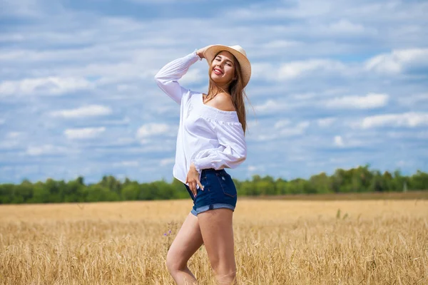 Jonge brunette vrouw in wit overhemd en blauwe jeans shorts — Stockfoto