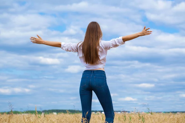 Ung brunett kvinna i vit skjorta och blå jeans — Stockfoto