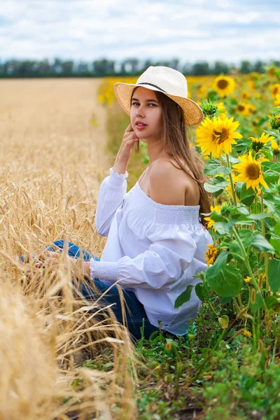 Brunette vrouw in witte blouse zittend op een achtergrond van gouden — Stockfoto