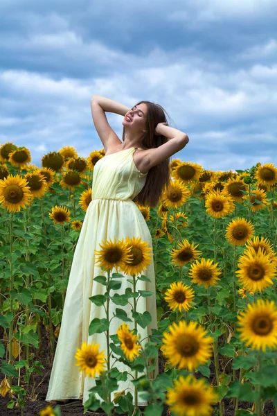 Portrait d'une jeune belle fille dans un champ de tournesols — Photo