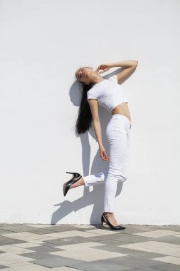 Model testleri. Genç güzel esmer model bir whi karşı poz