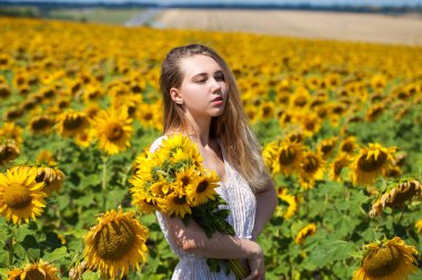 Ayçiçeği tarlası genç güzel kadın