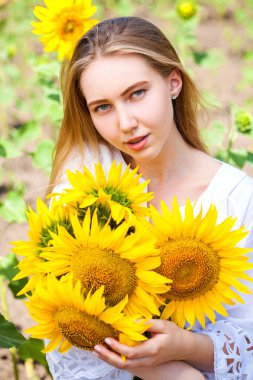 Ayçiçeği tarlası genç güzel kadın