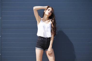 Beyaz yaz bluz ve kot güzel genç esmer model, su