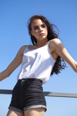 Beyaz yaz bluz ve kot güzel genç esmer model, su