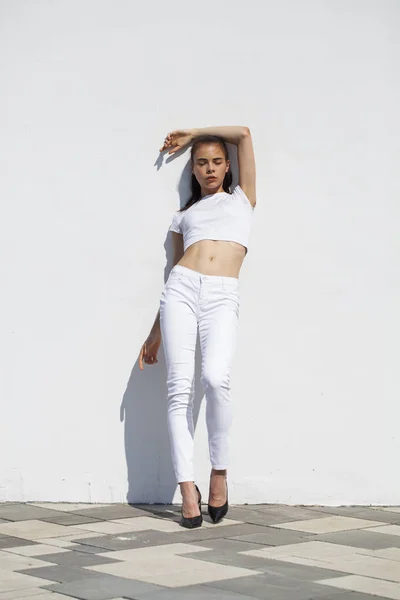 Model tests. Young beautiful brunette model posing against a whi — Stock Photo, Image