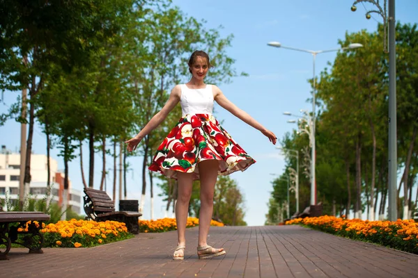 Portret van mooie jonge vrouw in jurk — Stockfoto